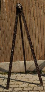 Cavalletto per quadri in legno epoca XIX se. regolabile in altezza Fasce intagliate e finale a testa di leone h: 200